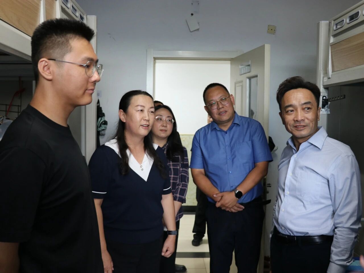 温情入寝暖人心，关怀相伴启新程｜我院领导走访慰问2026级新生宿舍